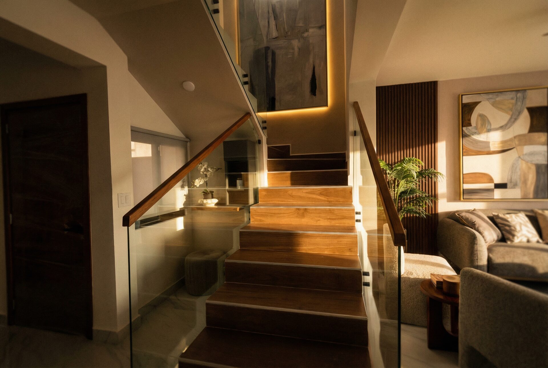 Escalera con pasamanos de vidrio y sala