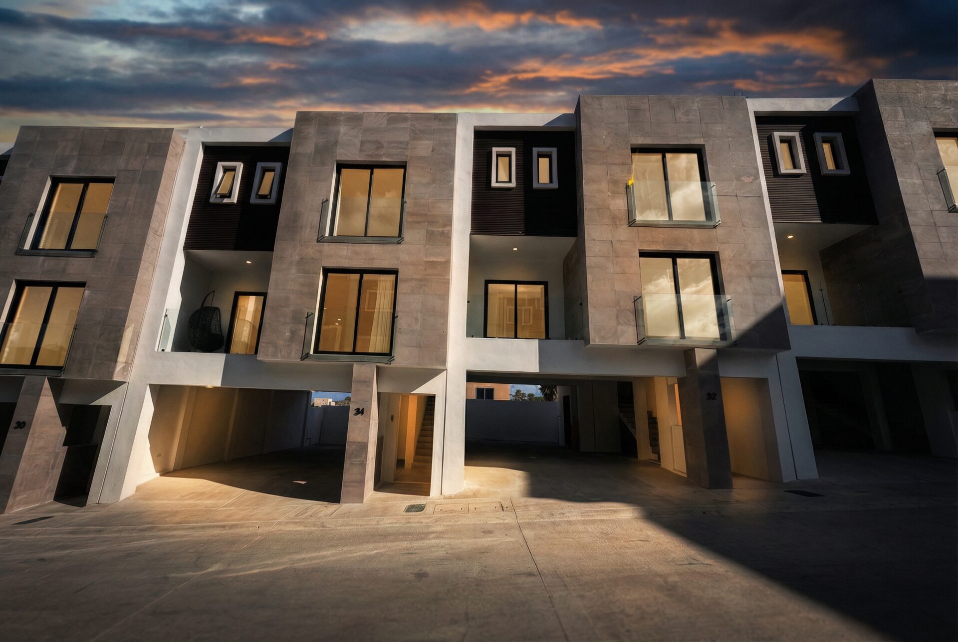 Fachada privada ALTUM al atardecer