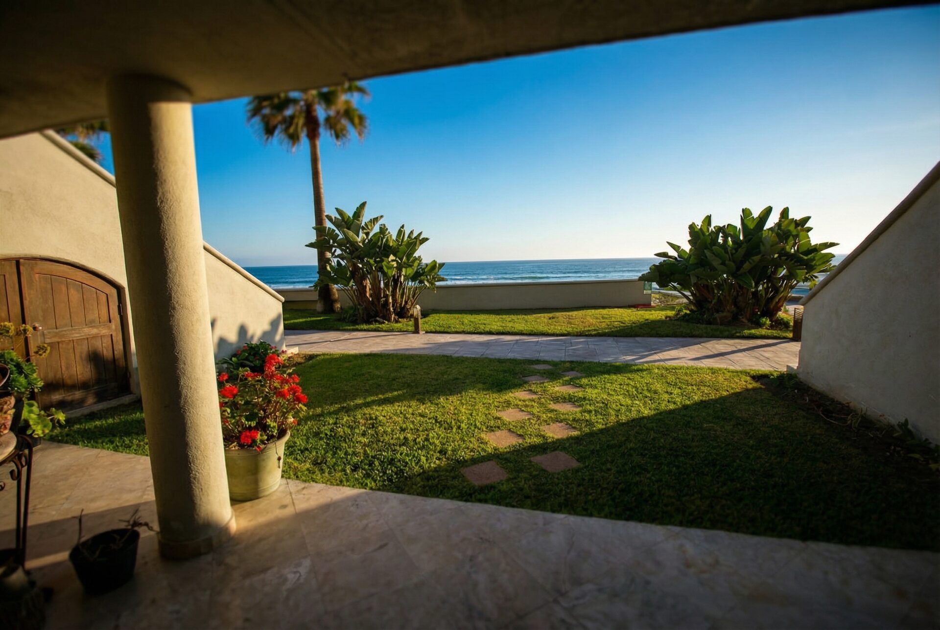 Jardín privado con vista al mar