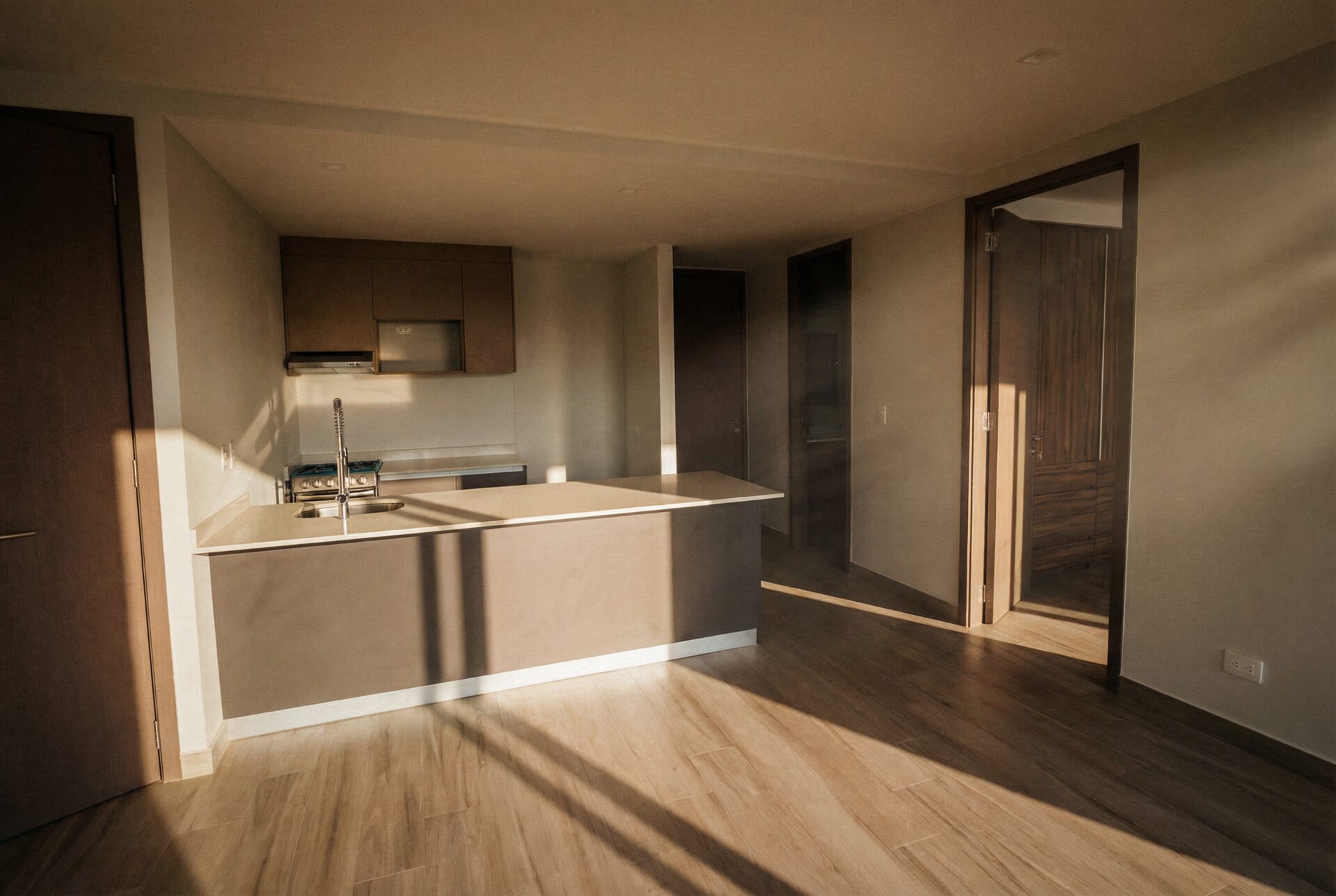 Cocina con isla y acceso a sala